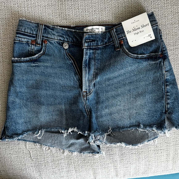 Abercrombie & Fitch Pants - Abercrombie Curve Love Mom Shorts - High Rise Denim Size 27/4 NWT